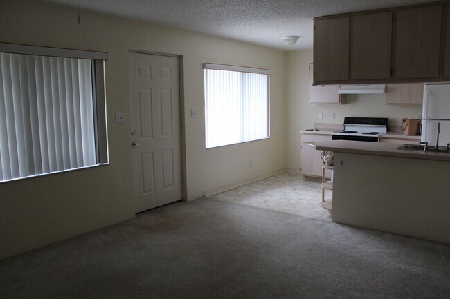 Building Photo - Up Coming - 2 bedroom/2 bath Condo!