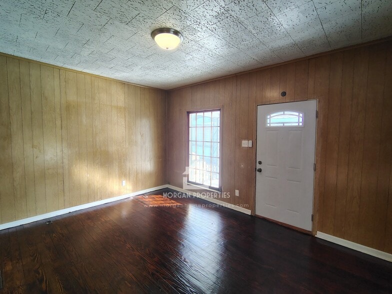 Building Photo - 140 W 16th St