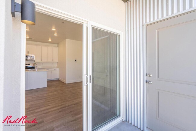 Building Photo - Pet Friendly 2 Bedroom Condo in Desert Color!