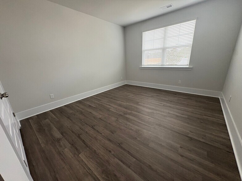 Building Photo - 5093 Roundhead Dr