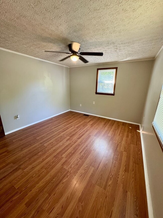 Building Photo - Move-in Ready!