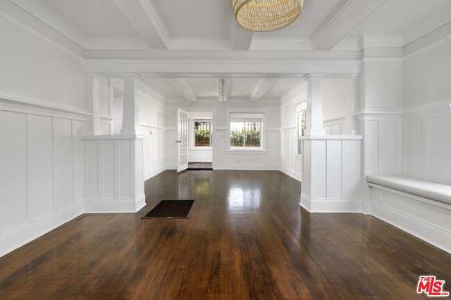 Building Photo - 320 4th Ave