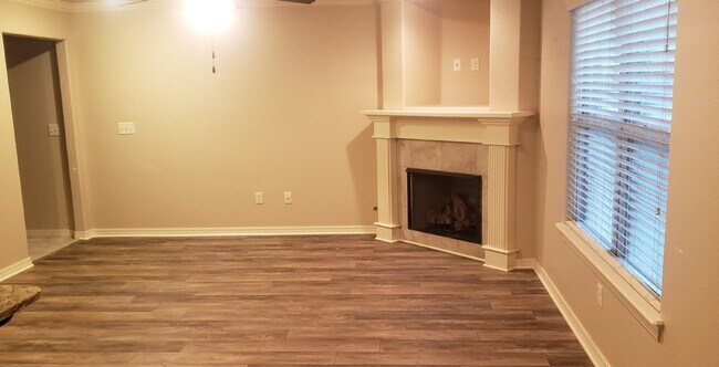 Building Photo - Clean and fresh near Washington Regional Hospital and the Bike Trail! To schedule your own showin...