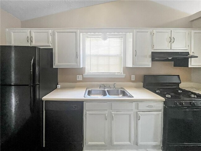 Building Photo - 2033 Charter Manor