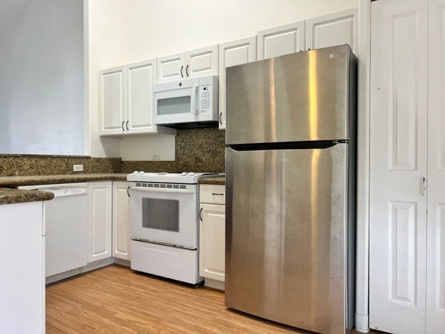 Building Photo - Unfurnished 3 bedroom 2 bath condo (top fl...