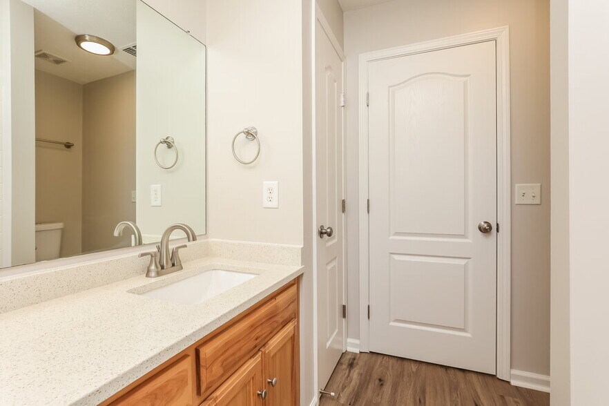 Building Photo - 323 Buttonwood Dr
