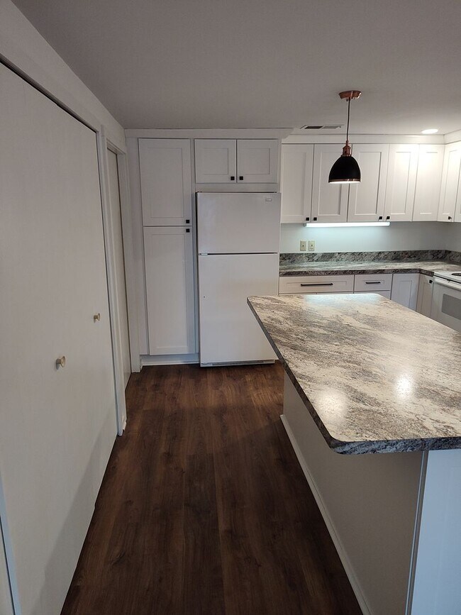 Building Photo - Lakefront property with 2 bedroom, and 1 bath.