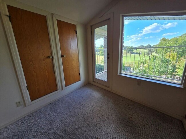 Building Photo - FOR LEASE!!