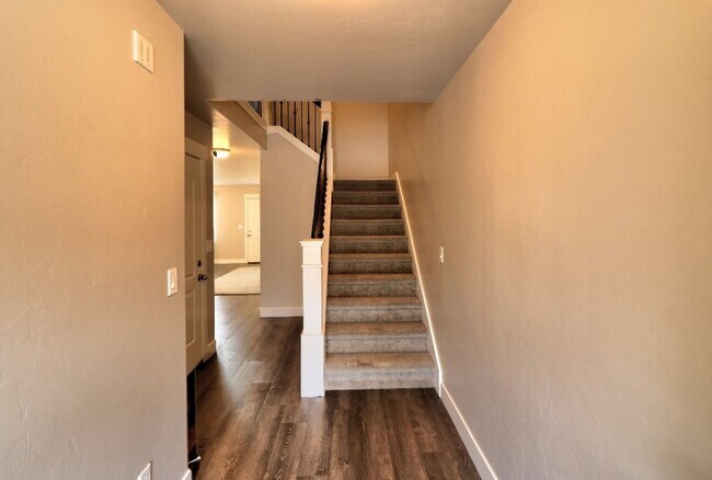 Building Photo - 3 bed 2.5 bath townhome in Salem