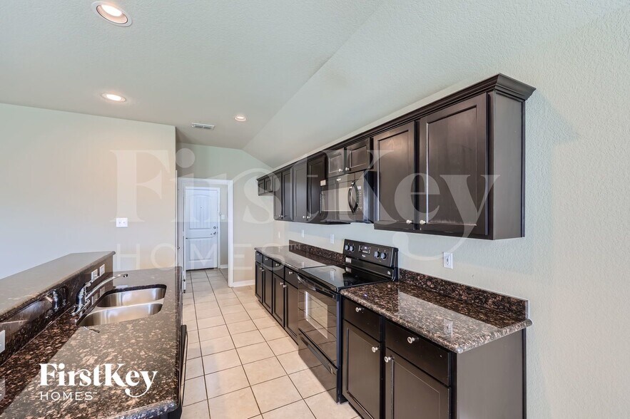 Building Photo - 3613 Cayman Dr