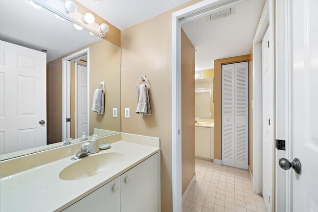 Building Photo - 275 Palm Ave