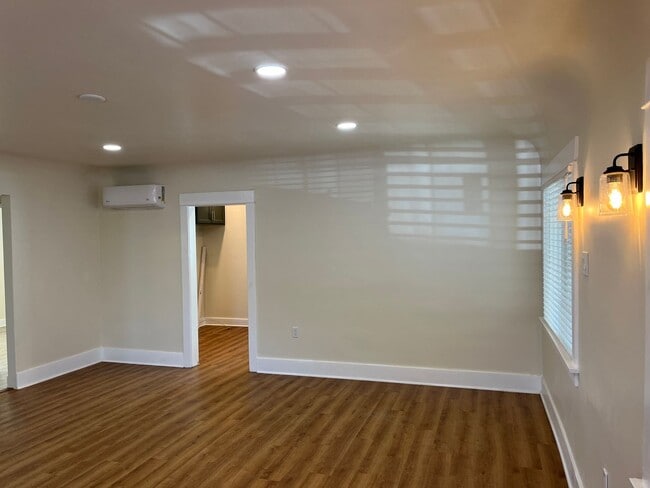 Building Photo - Beautifully Renovated 2 Bed / 1 Bath in Compton!