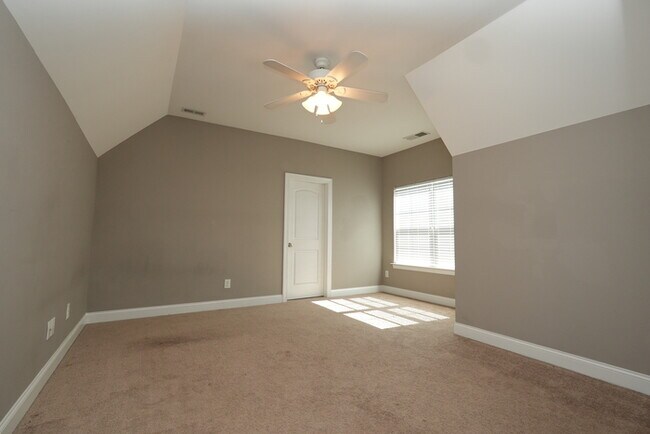 Building Photo - Charming 3-Bed, 3.5-Bath Home in a Peacefu...