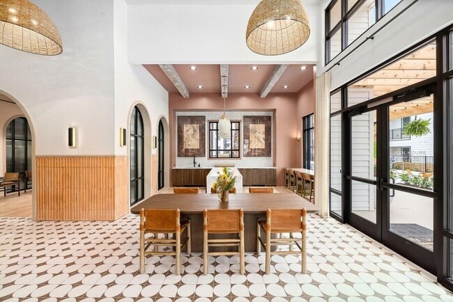 Building Photo - 3812 W Montague Ave