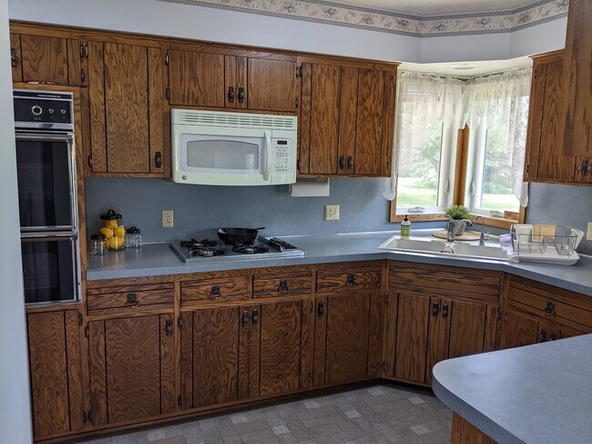 Kitchen, double oven - 1012 3rd St