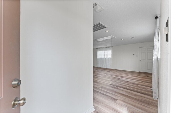 Building Photo - 110 Shadow Wood Dr