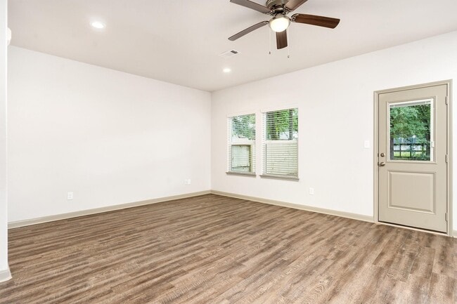 Building Photo - 918 Shady Ln