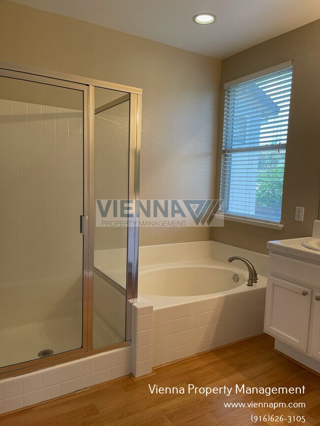 Building Photo - Spacious 3 Bedroom Home in Great Location