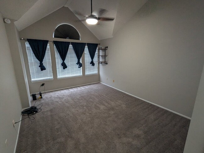 Building Photo - Spacious 3/2 PLUS loft and garage condo re...