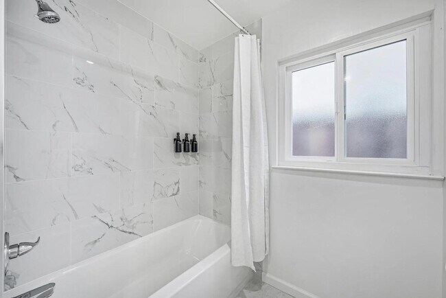 Building Photo - 422 Morse Ave