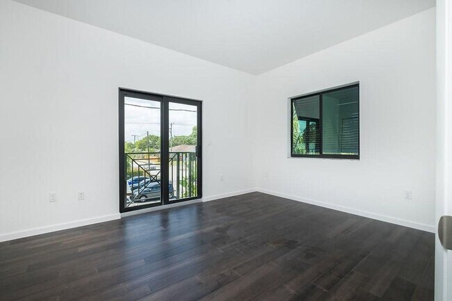 Building Photo - 1036 NE 33rd St