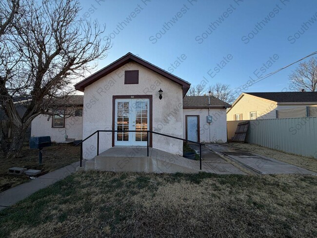 Building Photo - Beautiful- 3 Bedroom 1 bathroom Freshly Painted!