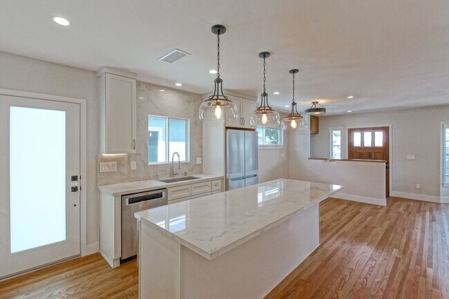Building Photo - Completely Remodeled, Bright & Airy 3BR2BA...