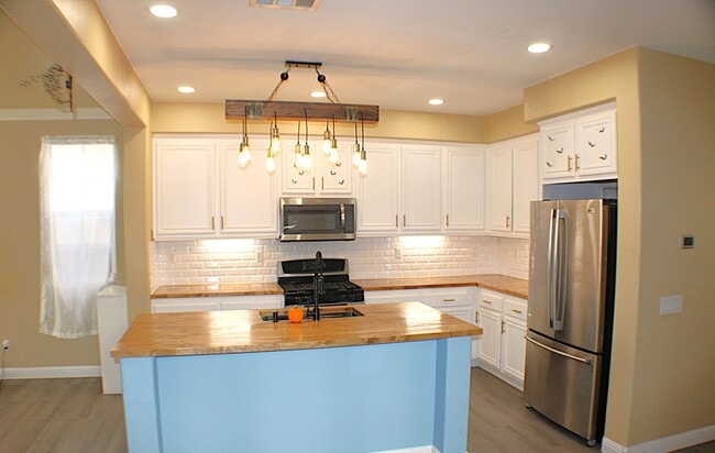 Building Photo - Stunning Temecula Home with Full Solar and...