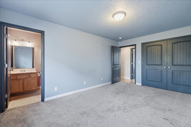 Building Photo - 3 Bedroom, 2 Bath, with 2 Car Garage Located on the Central Bench Rim