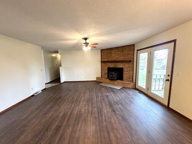 Building Photo - Welcome To Your Spacious Oasis!