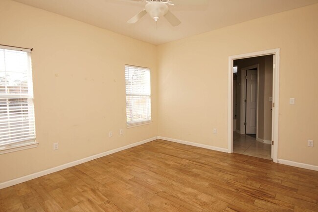 Building Photo - Central Niceville Location