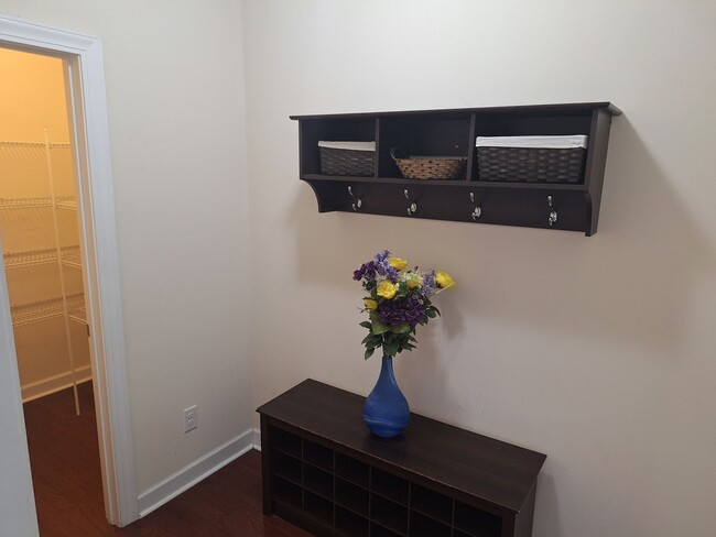 Building Photo - MARCH MOVE IN SPECIAL - $300 off FIRST FUL...