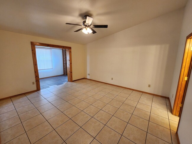 Building Photo - 2100 Hickory Dr