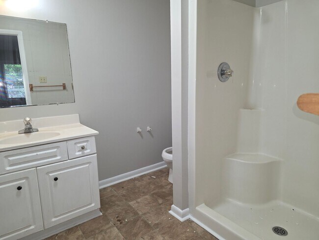 Building Photo - Renovated Kitchen, 3 BR / 3 BH home in Terry Sanford Area!