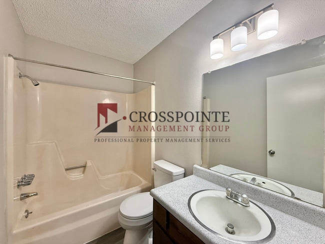 Building Photo - 2 Bedroom 1.5 Bathroom Triplex in Tyler!