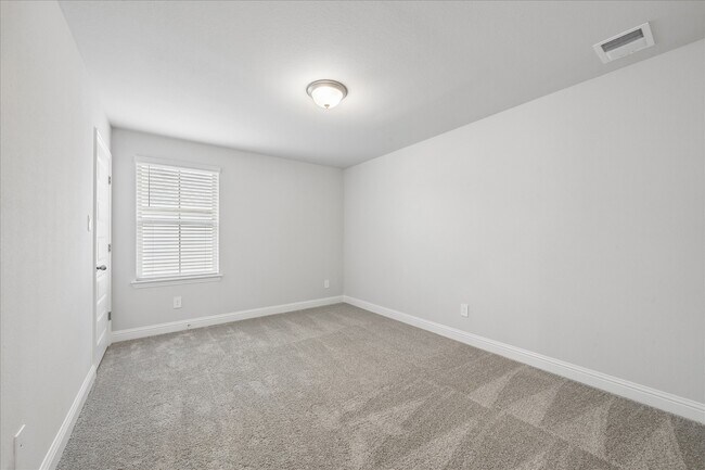 Building Photo - 10 Greenbriar Lp
