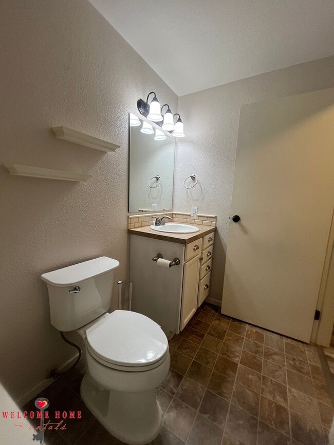 Building Photo - Remodeled rambler, no carpet, with HUGE fenced yard!!