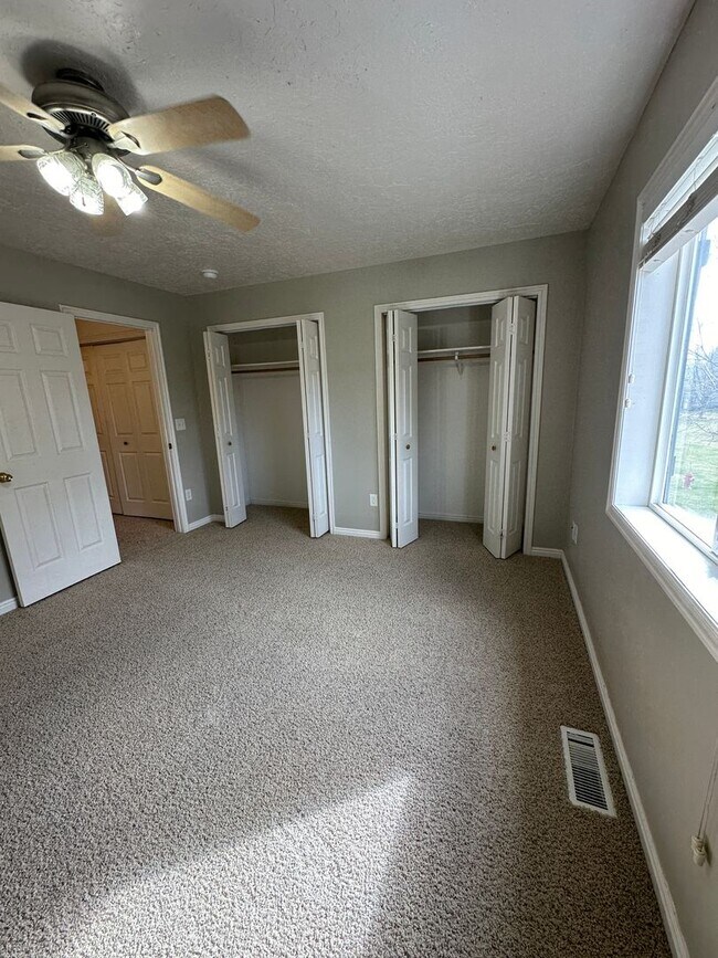 Building Photo - Cute 2 bed 1.5 bath townhome in the Meadows