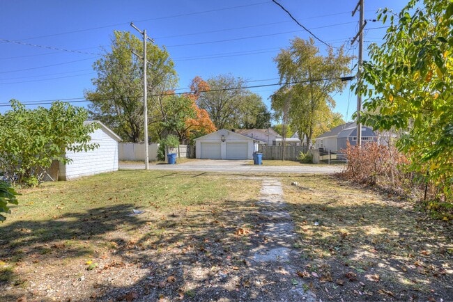 Building Photo - 1519 S Sergeant Ave