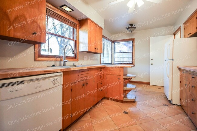 Building Photo - 2714 SE 48th Av