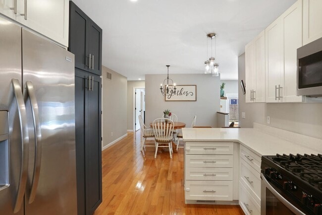 Building Photo - New Rental! 3 Bed, 2 Bath, 2 Car Garage, F...