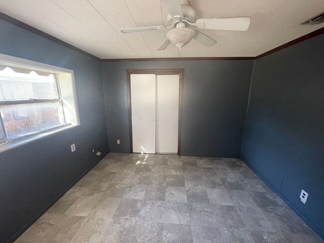 Building Photo - 3 bedroom, 1 bath