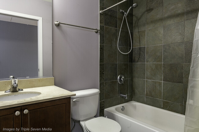 Building Photo - 873 N Larrabee St
