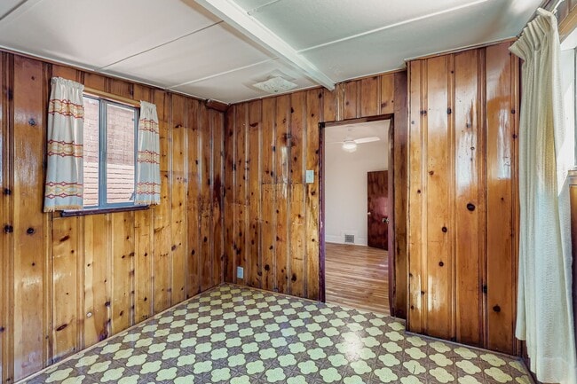 Building Photo - Charming Upper-Level 2 bed 1 bath Unit in ...