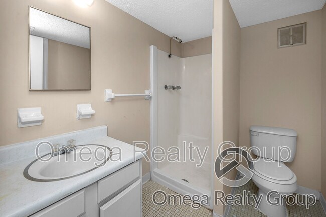 Building Photo - 425 Oakwood Ave