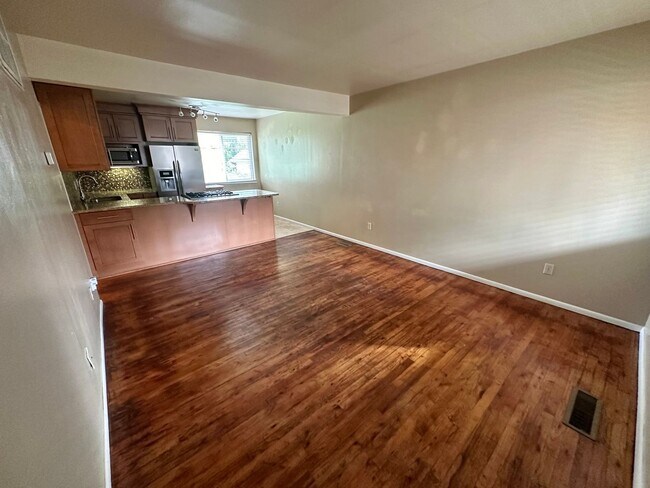 Building Photo - 2 Bd 1 Bath in Marmalade Square Condos