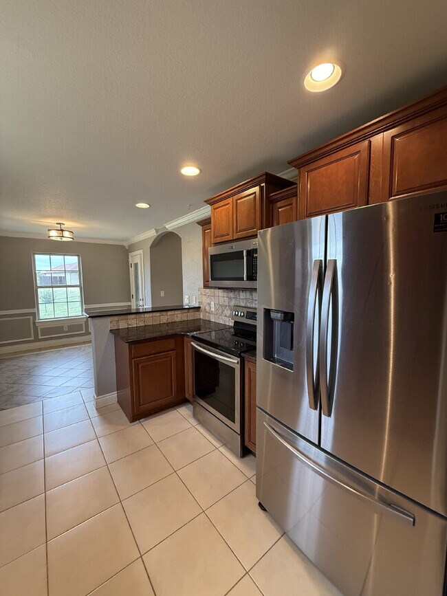 Building Photo - Great Outdoor Living Space / 4BR with 3 Ca...