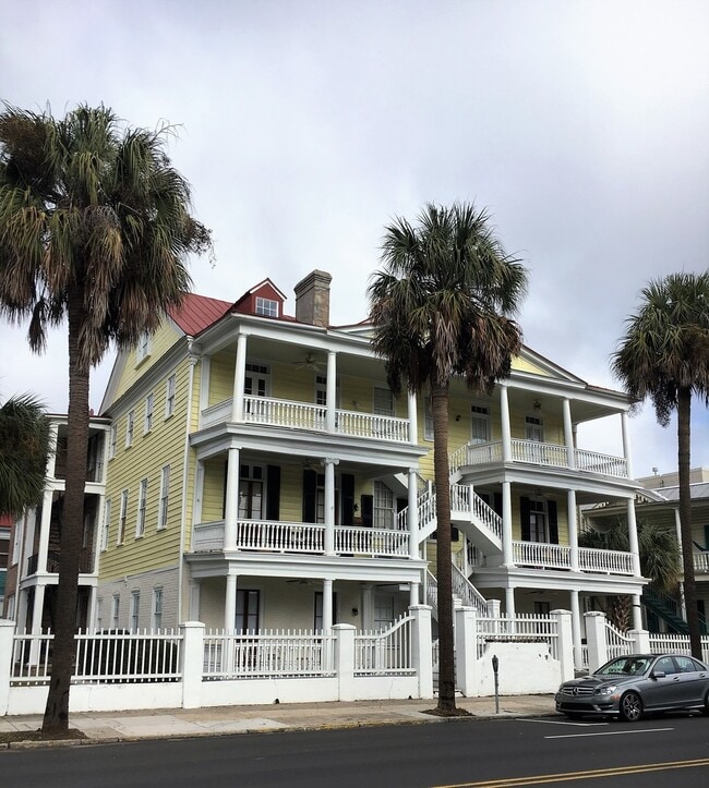 Building Photo - Spacious Three Bedroom Apartment on Calhou...