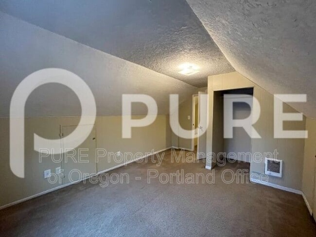 Building Photo - 6006 NE Davis St