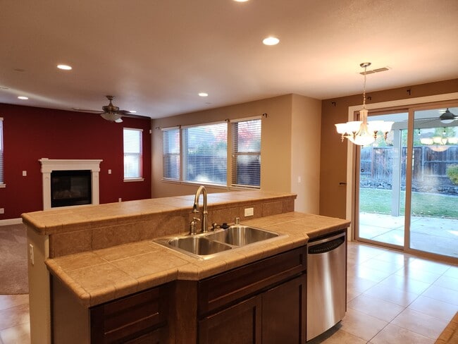 Building Photo - 1385 Oak Valley Dr